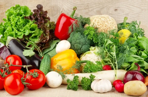 Groep van verschillende groenten op houten bord — Stockfoto