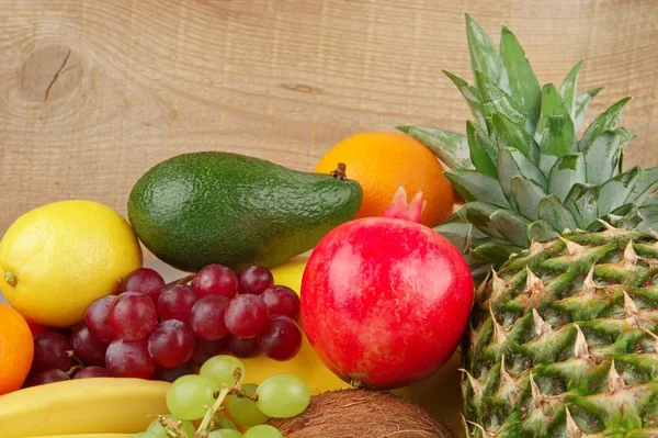 Paleo diyet meyve ahşap tahta üzerinde diyet kümesi — Stok fotoğraf