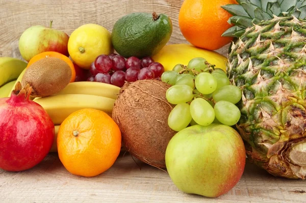 나무 판자에 다양 한 과일의 그룹 — 스톡 사진