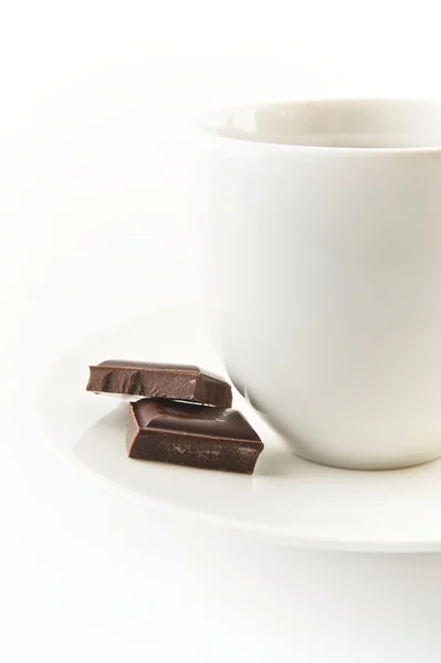 Tasse Kaffee mit Schokolade und Untertasse auf weiß — Stockfoto