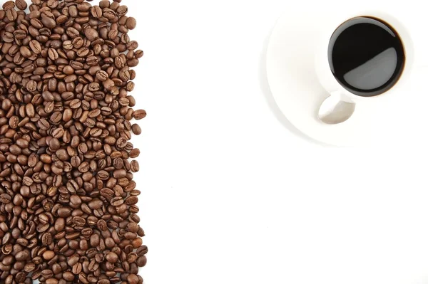 Quadro lateral esquerdo de grãos de café com xícara de café — Fotografia de Stock