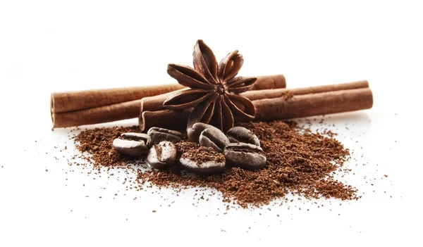 Recolectado granos de café con polvo de café en blanco —  Fotos de Stock