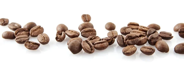 Scattered coffee beans in line on white — Stock Photo, Image