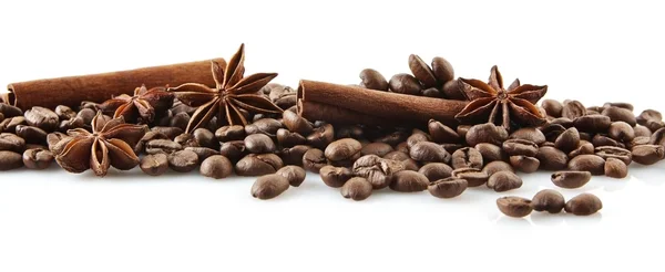 Scattered coffee beans in line on white — Stock Photo, Image