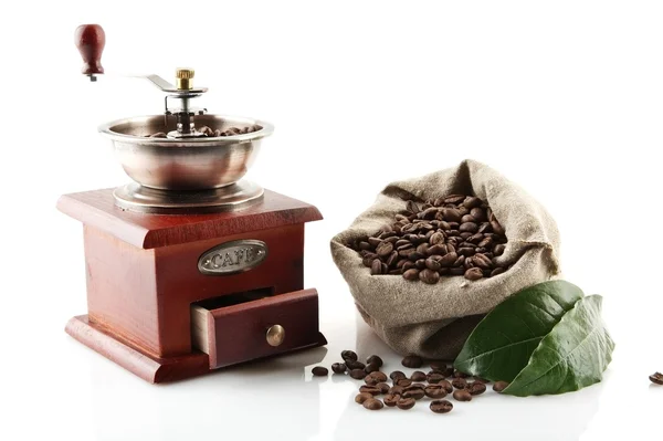 Saco cheio de grãos de café com folhas verdes com moinho — Fotografia de Stock
