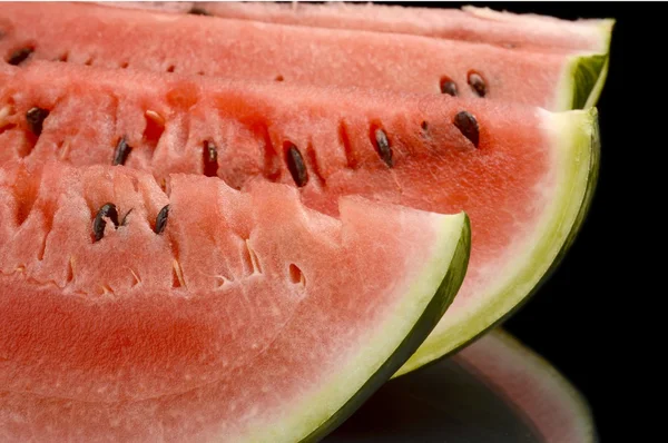 Nahaufnahme Makroaufnahme von Wassermelonenscheiben auf Schwarz — Stockfoto