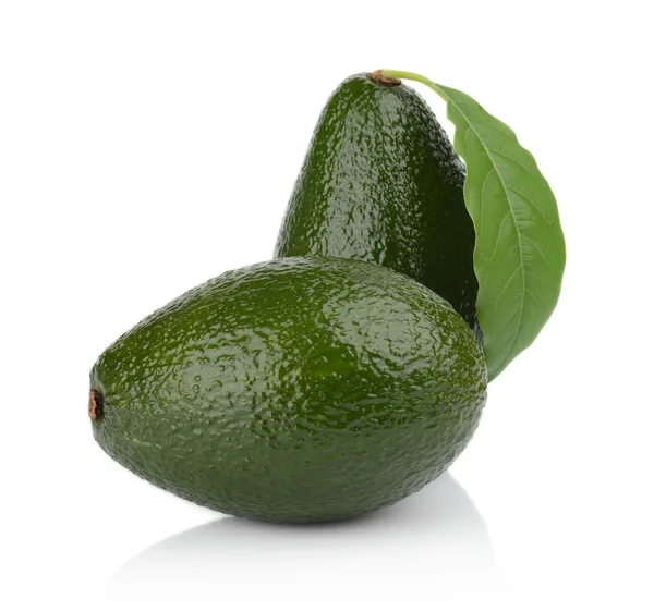 Avocado con foglie in piedi verticalmente isolato su bianco — Foto Stock