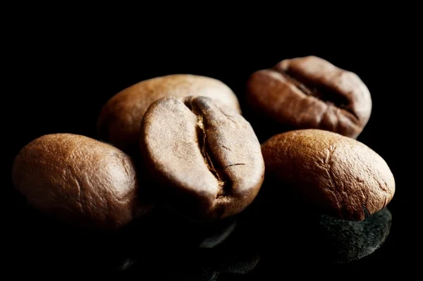 Macro closeup shot of coffee beans isolated on black — Stock Photo, Image