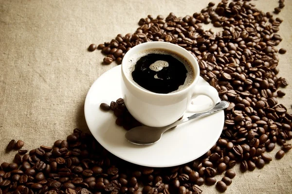 Κύμα από κόκκους καφέ με αφρώδη καφέ — Φωτογραφία Αρχείου