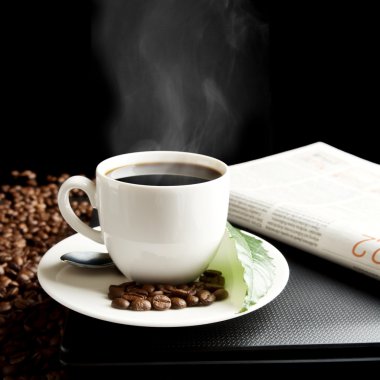 Kahve ile sis laptop, gazete, kahvaltıda kahve yaprak ile