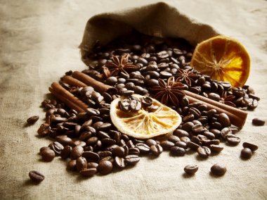 Devrilmiş çanta dolusu kahve fasulye, siyah kurutulmuş portakal