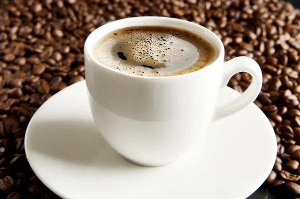 Macro-opname van een koffiekopje met schuim bij het ontbijt — Stockfoto