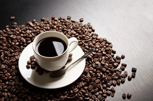Ceașcă de cafea cu semn yin-yang vedere de sus — Fotografie, imagine de stoc