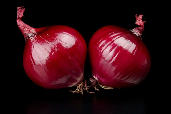 Oignons rouges isolés sur noir — Photo