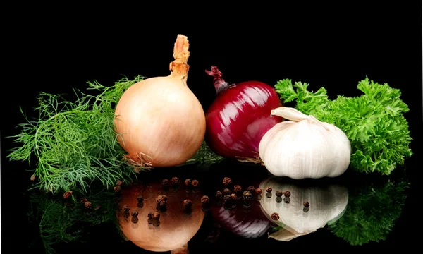 Onions,red onions,dill,pepper,allspice and garlic isolated on black — Stock Photo, Image