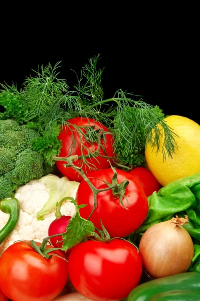 Skupina různých druhů zeleniny na černém svisle — Stock fotografie