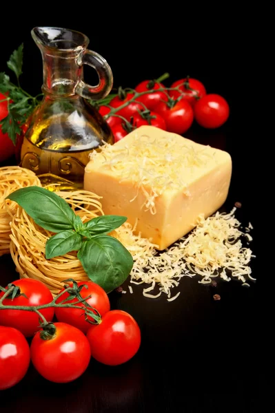 Kulaté kuličky těstovin s sýr, rajčata, bazalka, olivový olej, černé — Stock fotografie