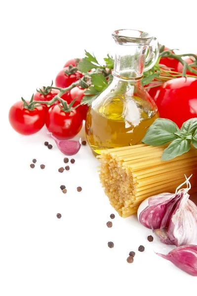 Levá strana záběr těstoviny s rajčaty, bazalkou, olej, česnek na bílém — Stock fotografie