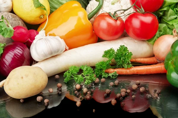 Groep van verschillende groenten op zwarte achtergrond — Stockfoto