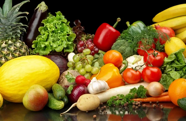 Groep van verschillende groenten en fruit op zwart — Stockfoto