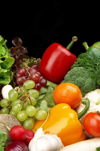 Группа различных овощей и фруктов на черном — стоковое фото