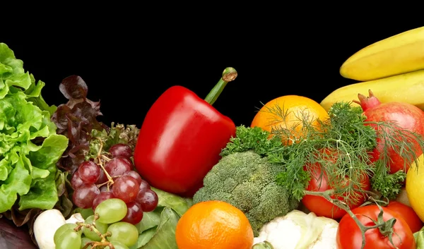 Grupa różnych warzyw i owoców na czarny — Zdjęcie stockowe