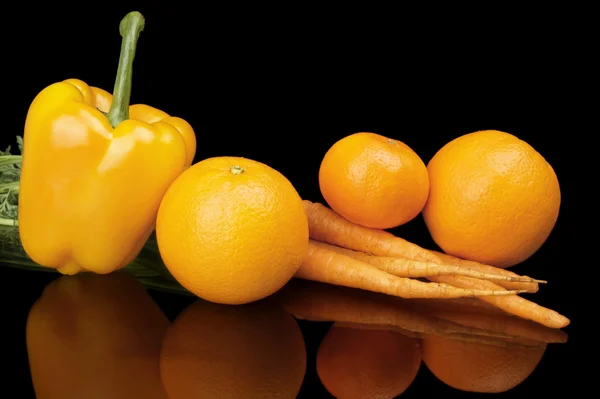 Orangen-Mandarine, Orange, Karotten auf schwarzem Grund lizenzfreie Stockfotos