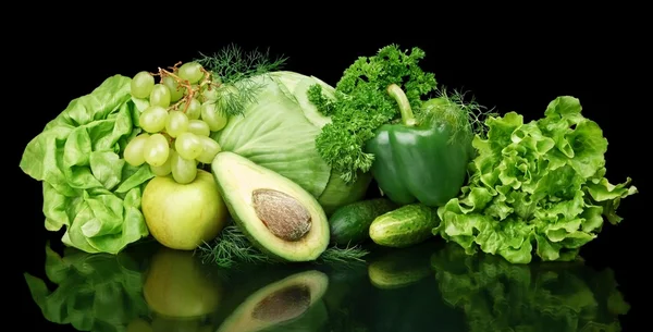 Samling av gröna grönsaker och frukter på svart — Stockfoto