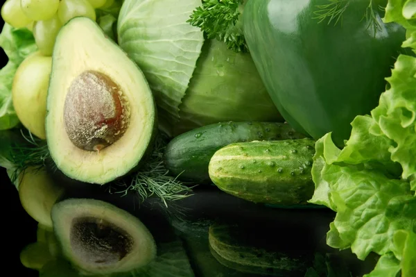 Gruppe von grünem Gemüse und Obst diagonale Ansicht auf schwarz Stockbild