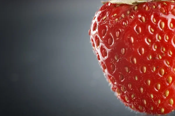 Crooped φράουλα σε φυσικό σκούρο φόντο — Φωτογραφία Αρχείου