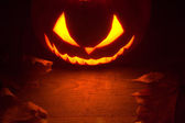 Strašidelné halloween noc s strašidelné zlověstným obličejem jack o lucernou nahoře