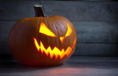 Korkutucu yüz eksikliği o fener ahşap koyu arka plan üzerinde