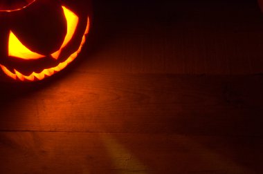 Jack o fener köşedeki kötü yüzü ile Spooky halloween arka plan