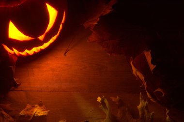 Jack o fener ürkütücü kötü yüzü ile korkunç Cadılar Bayramı gecesi