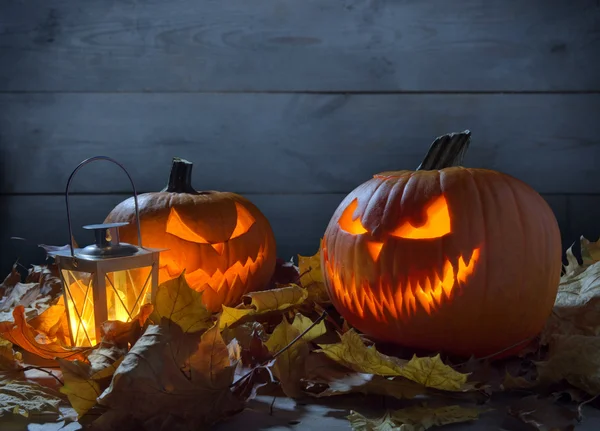 Spaventoso jack o lanterna su recinzione in legno — Foto Stock