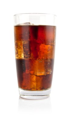 Beyaz üzerine buz küpleri izole edilmiş bir bardak kola.