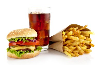 Büyük bardak kola ve patates kızartması üzerinde izole çizburger