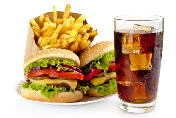 Set de dos hamburguesas con queso, papas fritas, vaso de cola en plato —  Fotos de Stock