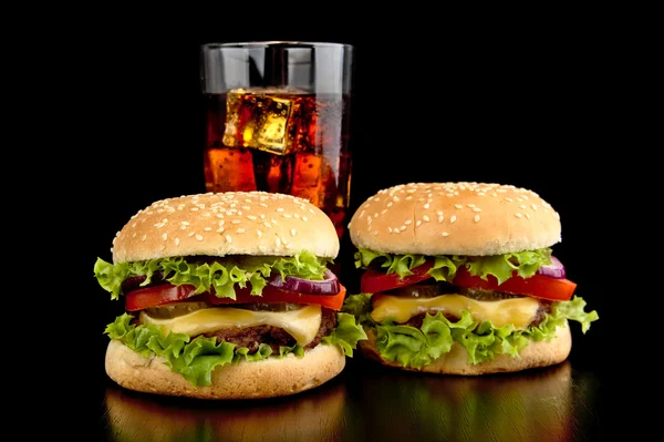 İki çizburger büyük bardak cola siyah ahşap tablo