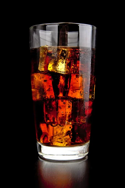 Glas Cola mit Eiswürfeln auf schwarzem Holztisch — Stockfoto