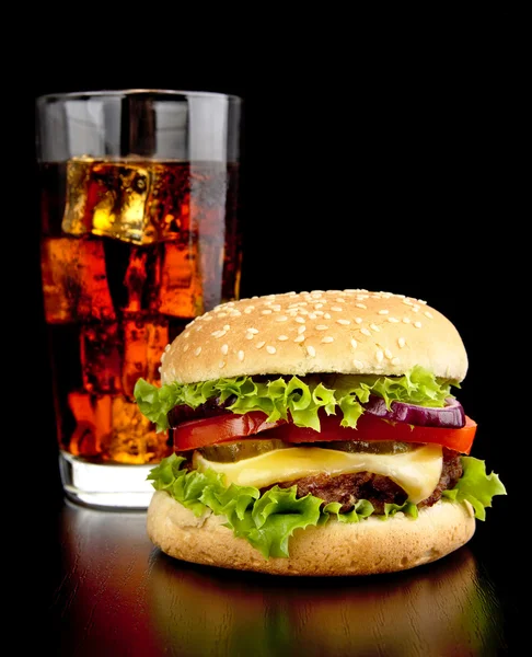Stora ostburgare med glas cola på svarta träbord — Stockfoto