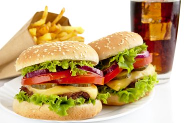 İki çizburger, kızarmış patates, kola plaka üzerinde bardak seti