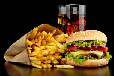 Büyük bardak kola ve patates kızartması siyah masa üzerinde çizburger
