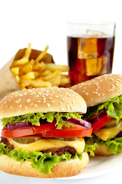 Uppsättning av två cheeseburgare, pommes frites, glas cola på tallrik — Stockfoto