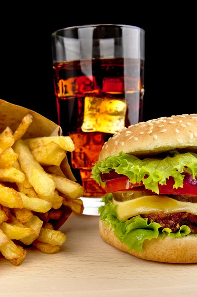 菜单中的芝士汉堡、 薯条、 可乐在黑色的木桌上的玻璃 — 图库照片