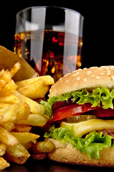 菜单-大汉堡，炸薯条和可乐在黑色玻璃 — 图库照片