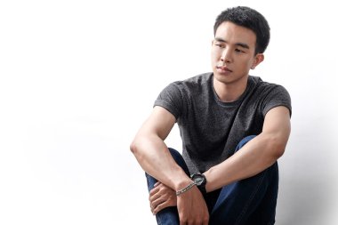 Asya adam beyaz arka planda gri t-shirt giymek