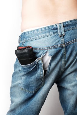 bir adam hırsız üzerinde kesme izleme ile kot giymek