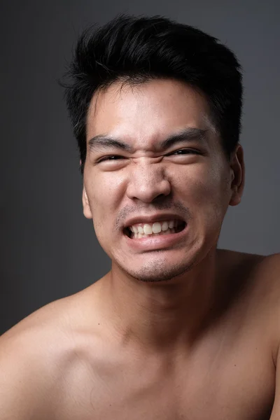 Retrato de hombre asiático sin maquillaje muestra su piel real en fondo gris - enfoque suave — Foto de Stock