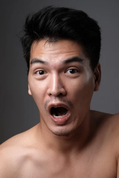 Potret pria Asia tanpa riasan menunjukkan kulit aslinya dengan latar belakang abu-abu - fokus lembut — Stok Foto